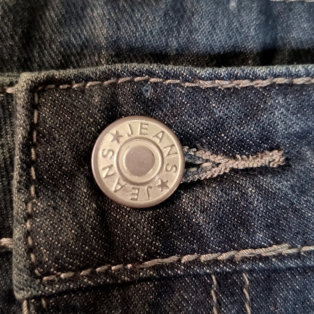Just in time for the 4th of July. NWT American flag patch distressed denim short - Picture 6 of 8